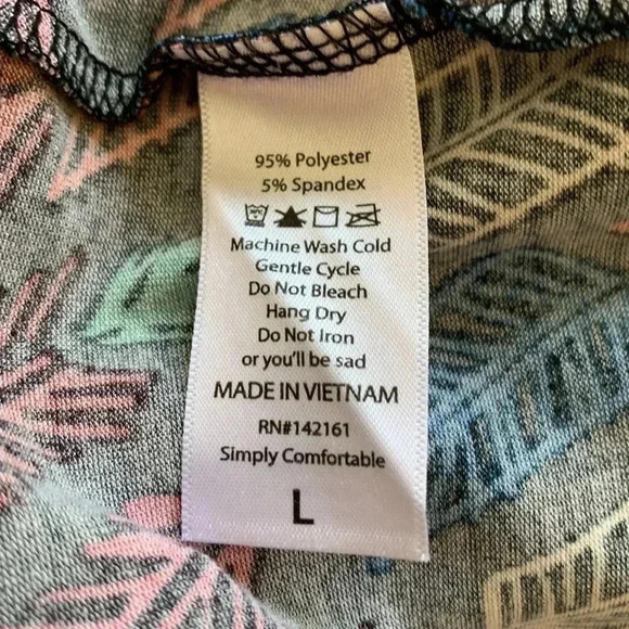 LuLaRoe medium weight short sleeve T-shirt, wrinkle free polyester - Picture 4 of 4